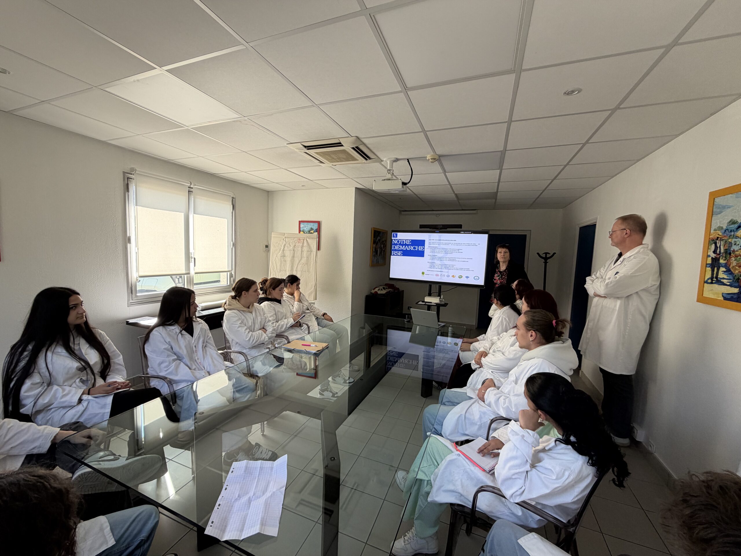 Des élèves de la M.F.R. de Monteux en immersion au cœur de notre division Parfums